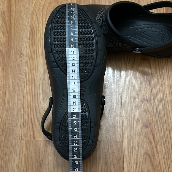 Crocs Black Size 8 Good as New - Picture 4 of 4